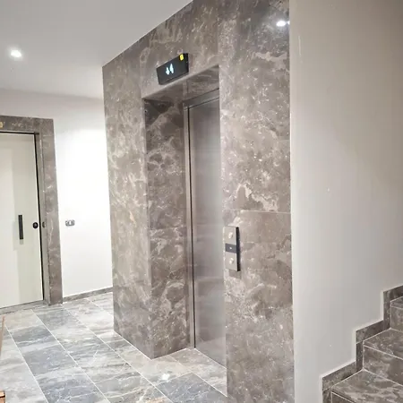 Golden Tower アパート ティラナ