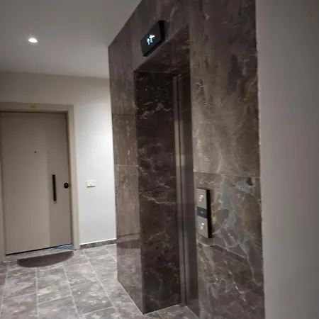 Golden Tower アパート ティラナ