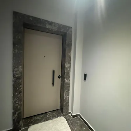 Golden Tower Apartment *