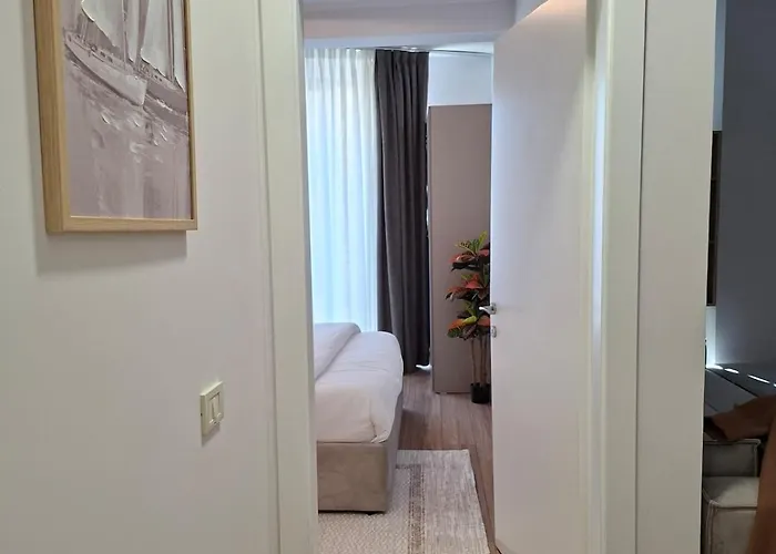 Golden Tower Apartment *