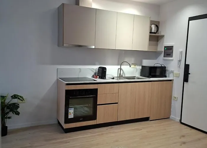 Golden Tower Apartment *